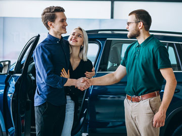 Familie schließt ein gutes Angebot bei Autoankauf Bottrop ab